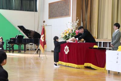 新入学児童の代表として教科書を受け取りました