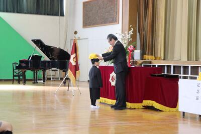 新入学児童を代表して、黄色い帽子を受け取りました。